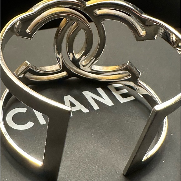 Chanel diamond cuff authentic - Picture 7 of 11